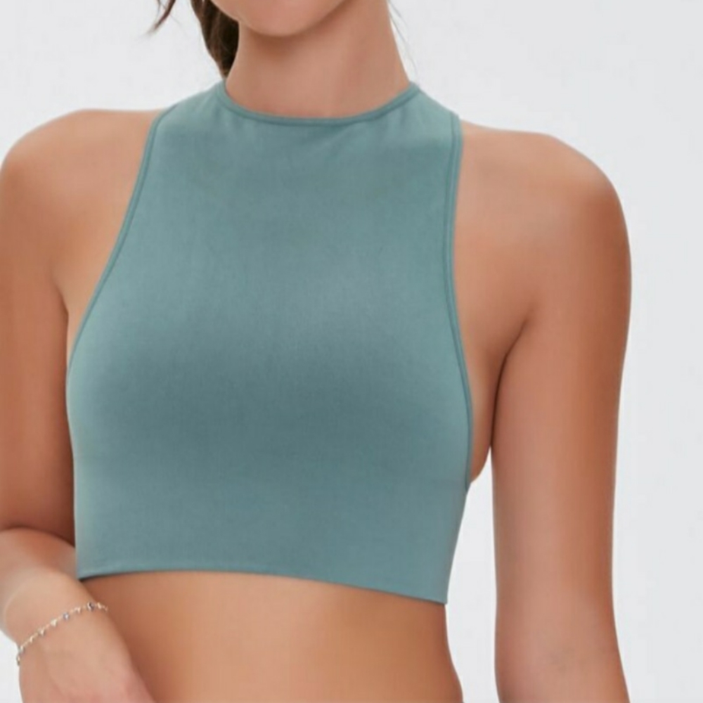 FREE Active Cropped Tank Top Forever 21. Black.
